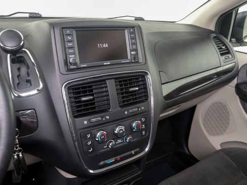 Used 2016 Dodge Grand Caravan SXT w/ UConnect Hands-Free Group image 26