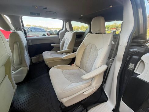 Used 2018 Chrysler Pacifica Touring Plus FWD image 16