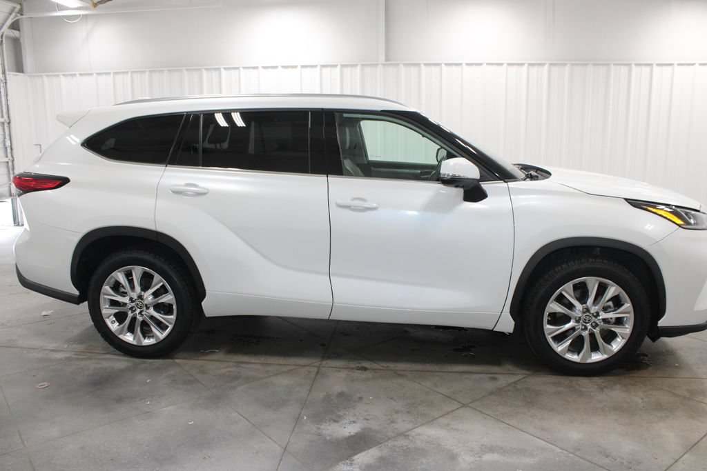 Used 2023 Toyota Highlander Limited FWD image 11