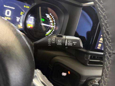 Used 2025 Jeep Wrangler Unlimited Sahara AWD/4WD image 32
