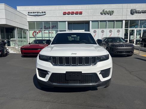 Certified 2024 Jeep Grand Cherokee Laredo w/ Luxury Tech Group I image 2