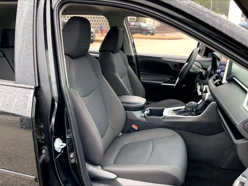Used 2025 Toyota RAV4 LE image 9
