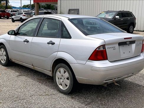 Used 2006 Ford Focus ZX4 Sedan FWD image 3