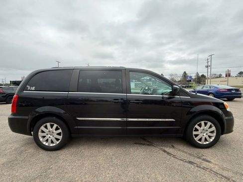 Used 2015 Chrysler Town & Country Touring image 4
