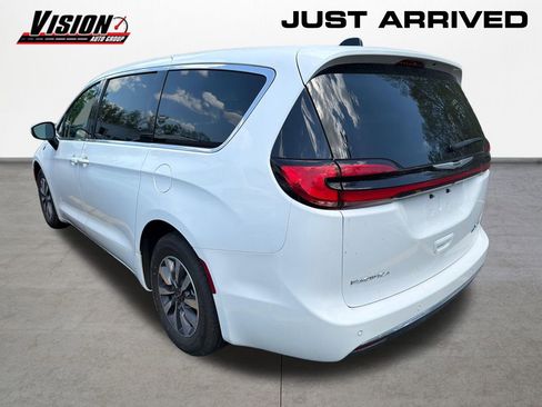 Used 2023 Chrysler Pacifica Touring-L FWD image 6