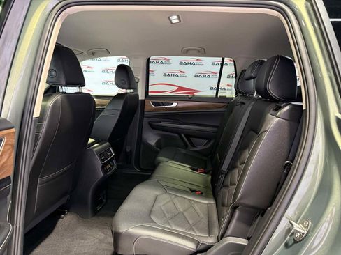 Used 2025 Volkswagen Atlas SE image 32