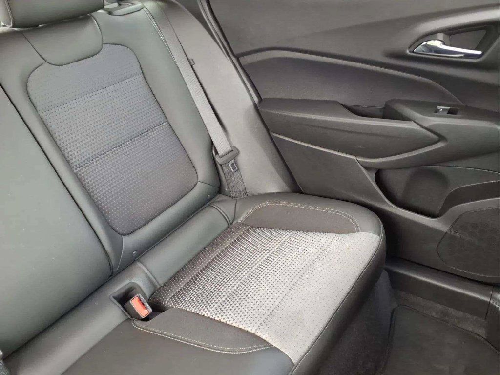 Used 2025 Chevrolet Trax LT FWD image 19