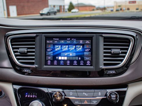 Used 2019 Chrysler Pacifica Touring-L image 26