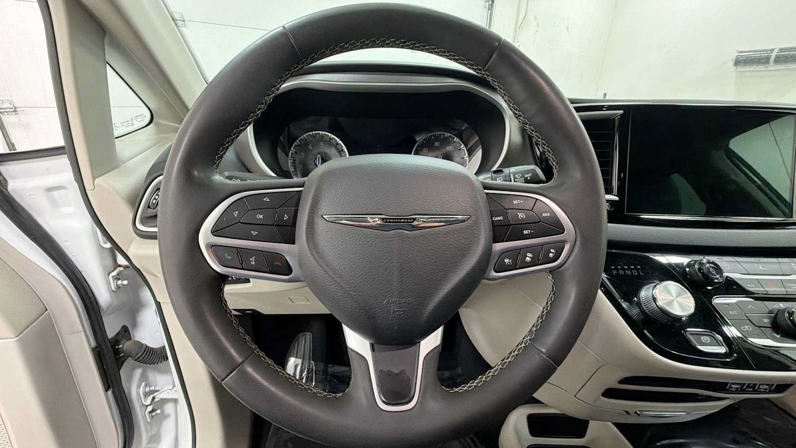 Used 2022 Chrysler Pacifica Touring-L FWD image 16