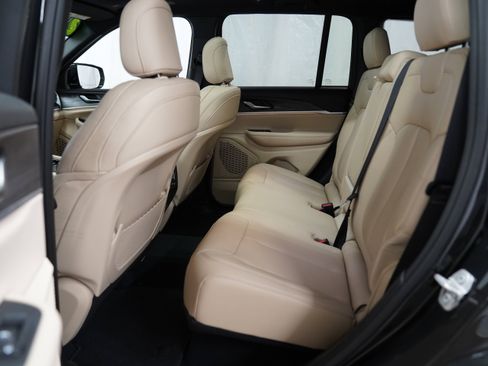 Used 2023 Jeep Grand Cherokee Limited AWD/4WD image 5