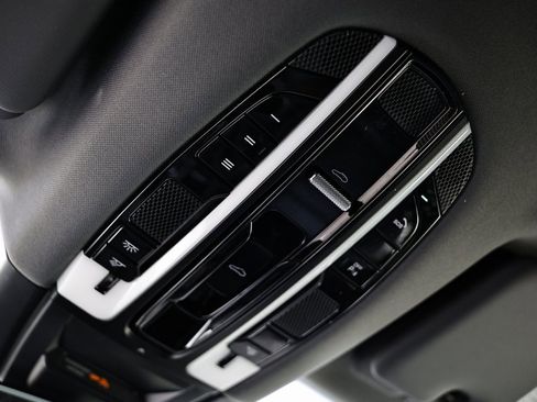 Used 2022 Porsche Cayenne Platinum Edition image 42