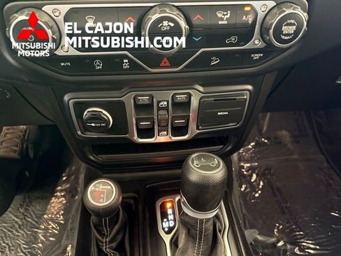 Used 2018 Jeep Wrangler Unlimited Sahara w/ Uconnect 4C Nav & Sound Group AWD/4WD image 16