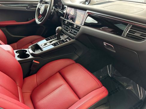 Certified 2025 Porsche Macan image 16