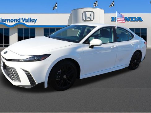 Used 2025 Toyota Camry SE image 3