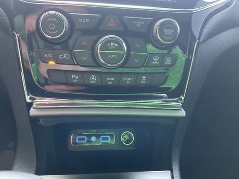 Used 2022 Jeep Grand Cherokee Laredo X image 28