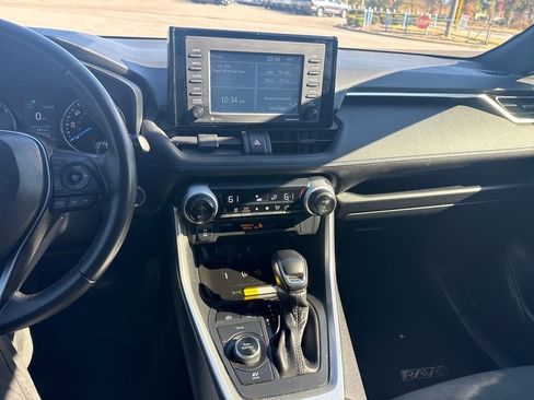 Used 2022 Toyota RAV4 SE image 19
