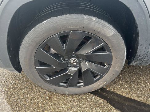 Used 2024 Volkswagen Atlas Cross Sport SE w/ Panoramic Sunroof Package image 11