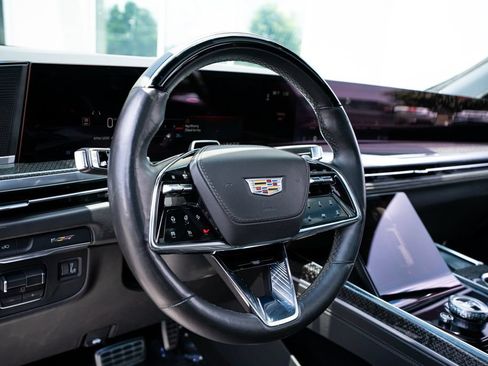 Used 2025 Cadillac Escalade ESV V AWD/4WD image 31