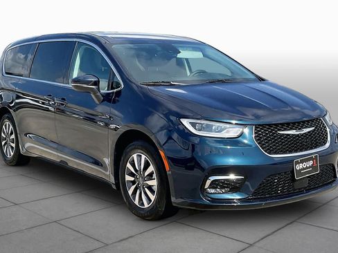 Used 2023 Chrysler Pacifica Touring-L FWD image 3