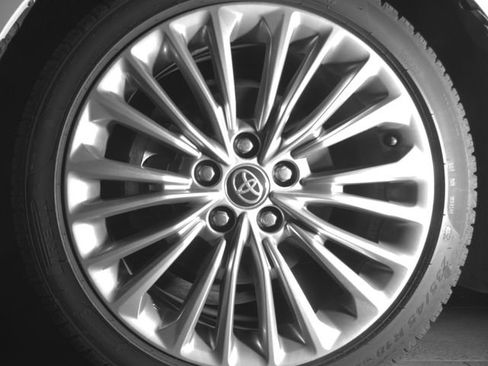 Used 2021 Toyota Avalon Limited FWD image 9