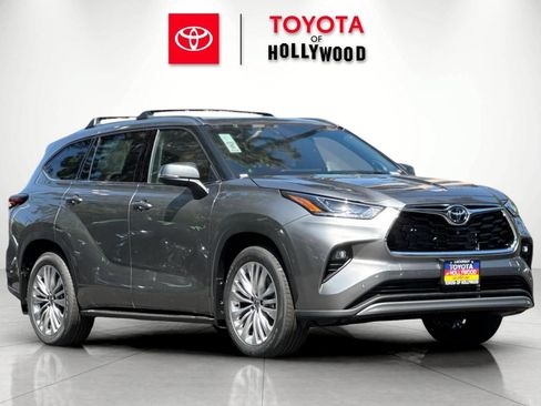 New 2026 Toyota Highlander Platinum AWD/4WD image 2