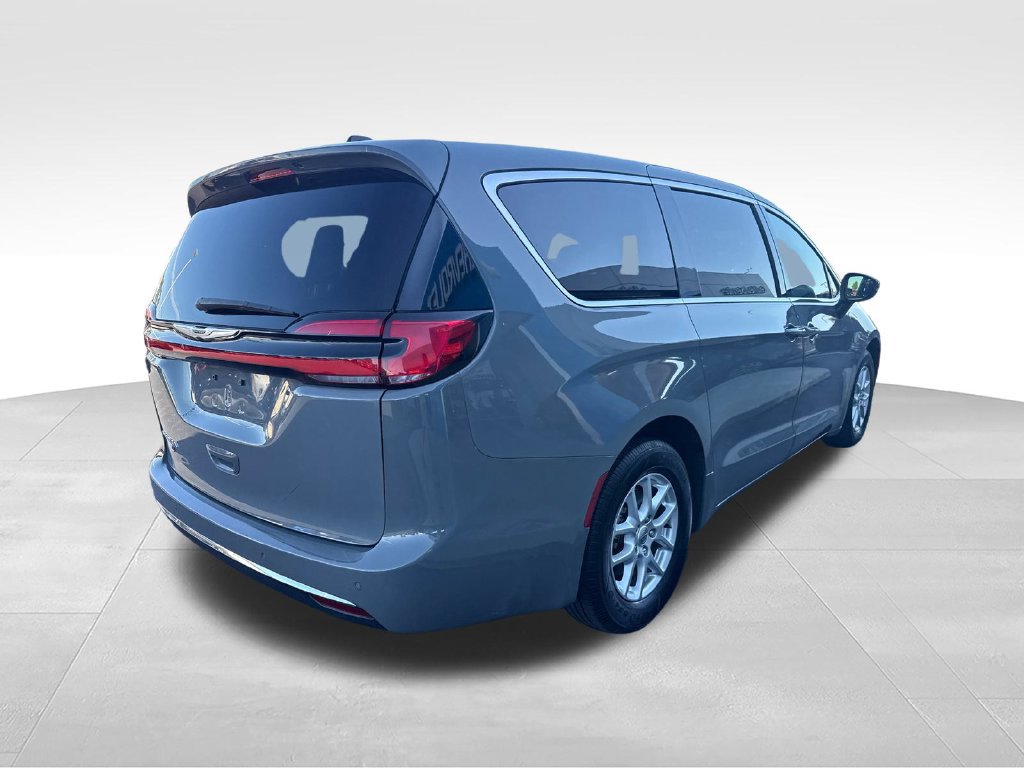 Used 2023 Chrysler Pacifica Touring-L FWD image 6