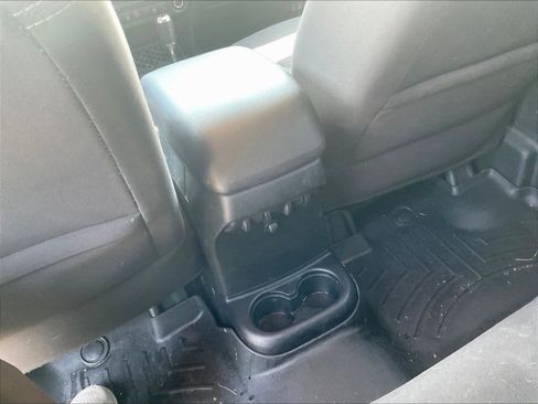 Used 2018 Jeep Wrangler Unlimited Sahara AWD/4WD image 10