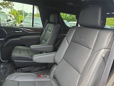 Used 2022 Cadillac Escalade Luxury AWD/4WD image 14