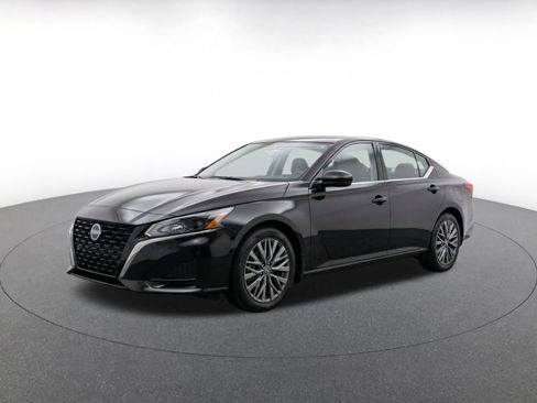 Used 2025 Nissan Altima 2.5 SV FWD image 3