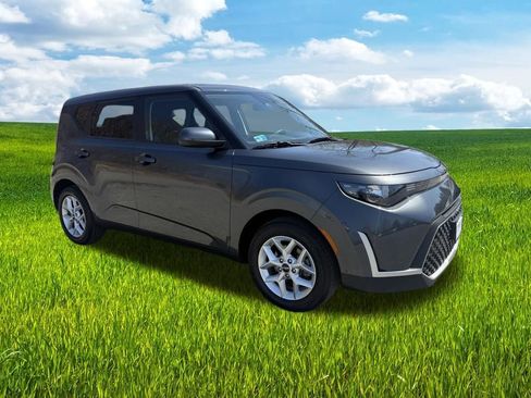 Used 2024 Kia Soul LX w/ Option Group 015 FWD image 3
