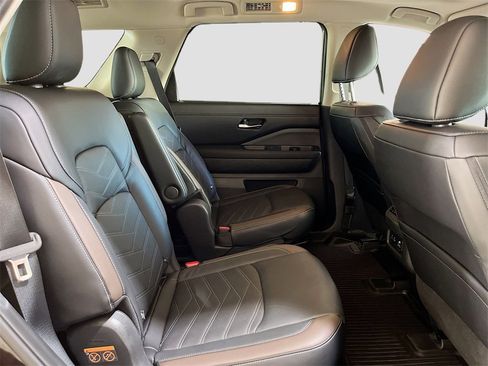 Used 2024 Nissan Pathfinder Platinum image 30