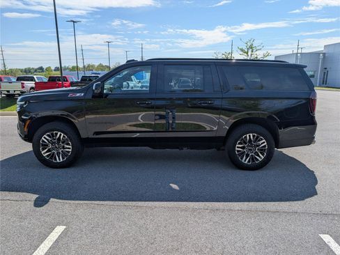 Used 2025 Chevrolet Suburban Z71 image 2