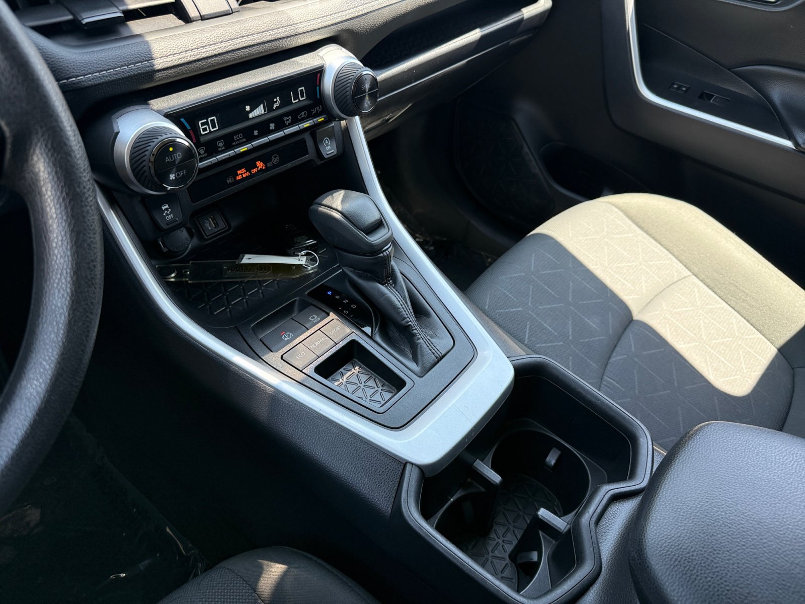 Used 2025 Toyota RAV4 XLE FWD image 13