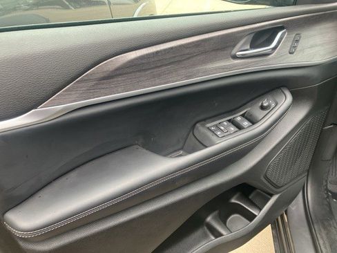 Certified 2024 Jeep Grand Cherokee Limited w/ Black Appearance Package image 3