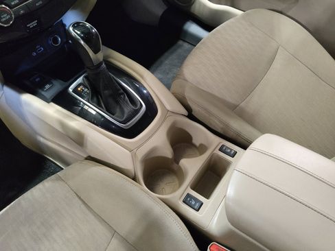 Used 2020 Nissan Rogue SV w/ Premium Package image 26