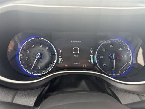 Used 2024 Chrysler Pacifica Touring-L FWD image 27