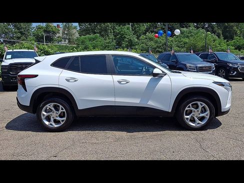 Certified 2024 Chevrolet Trax LS w/ LS Convenience Package FWD image 9