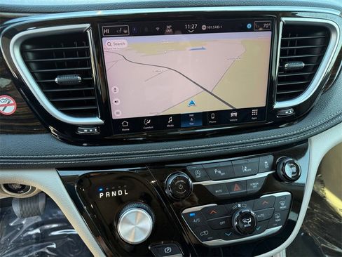 Certified 2023 Chrysler Pacifica Limited image 33