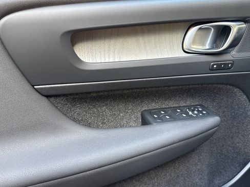 New 2025 Volvo XC40 B5 Core w/ Protection Package Premier image 9