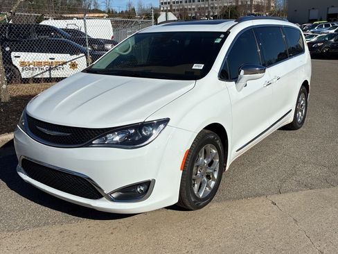 Used 2017 Chrysler Pacifica Limited w/ UConnect Theater Package image 2