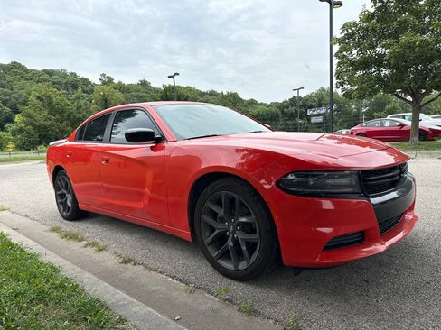 Used 2021 Dodge Charger SXT w/ Blacktop Package RWD image 3