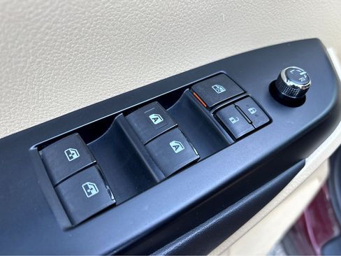 Used 2015 Toyota Highlander XLE image 19