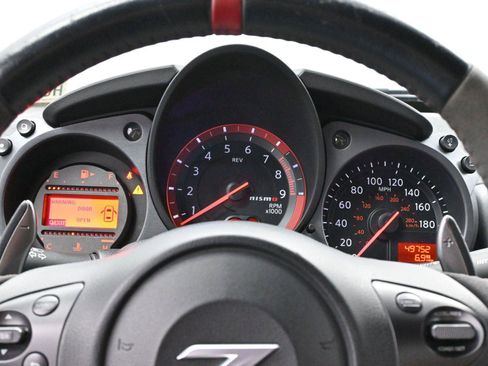 Used 2017 Nissan 370Z NISMO image 19