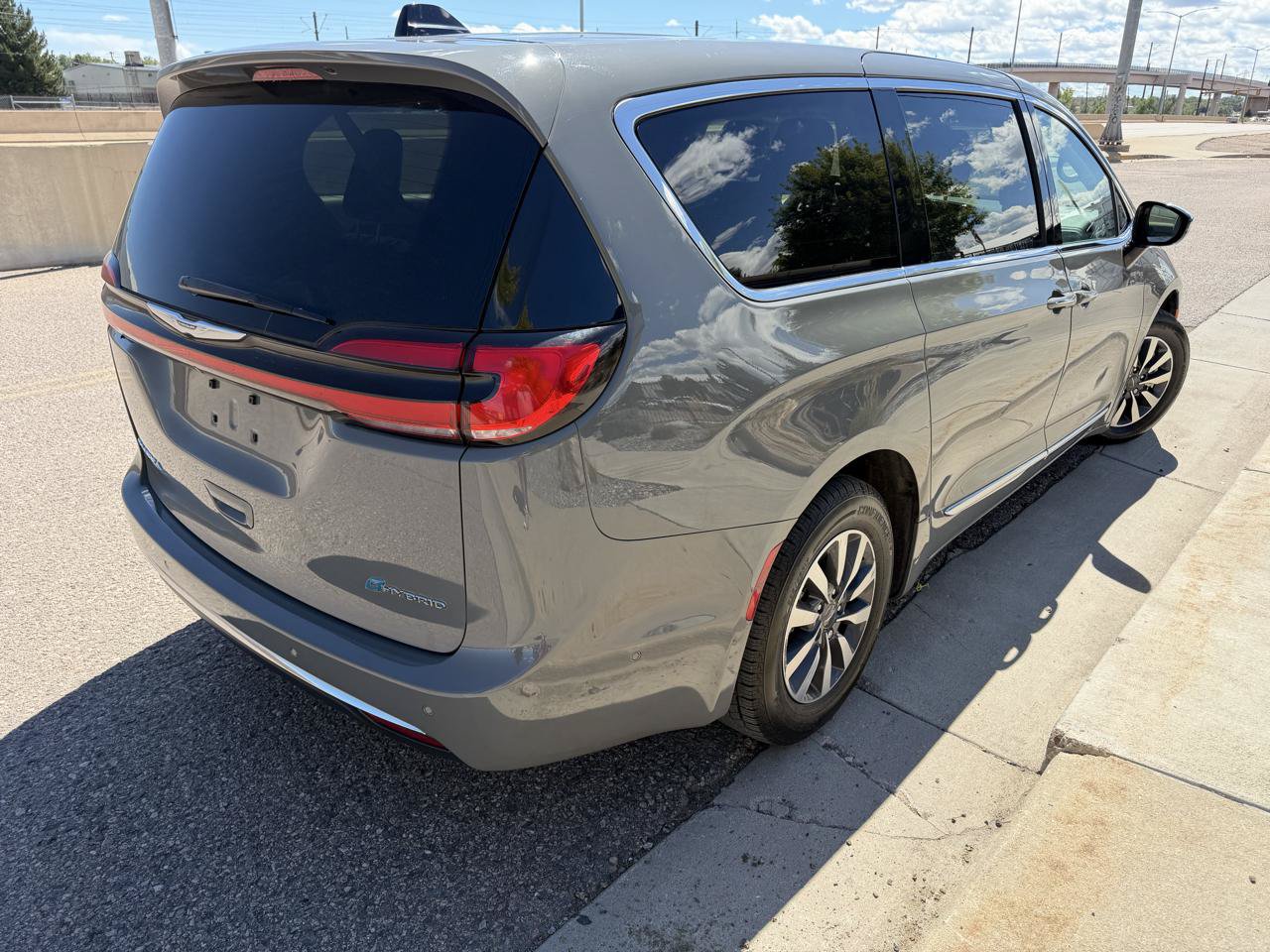 Used 2023 Chrysler Pacifica Limited FWD image 5