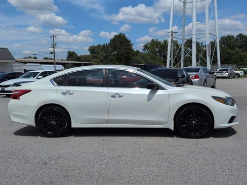 Used 2017 Nissan Altima 2.5 SR w/ Midnight Edition Package FWD image 2