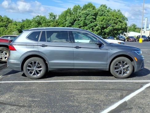 Used 2024 Volkswagen Tiguan SE w/ Panoramic Sunroof Package AWD/4WD image 9