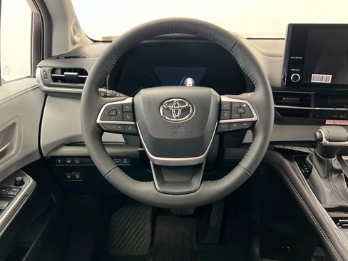 New 2026 Toyota Sienna XLE image 12