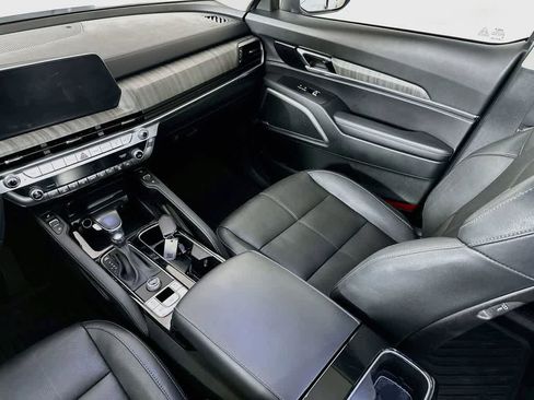 Used 2024 Kia Telluride EX w/ EX Captain's Chair Package FWD image 10