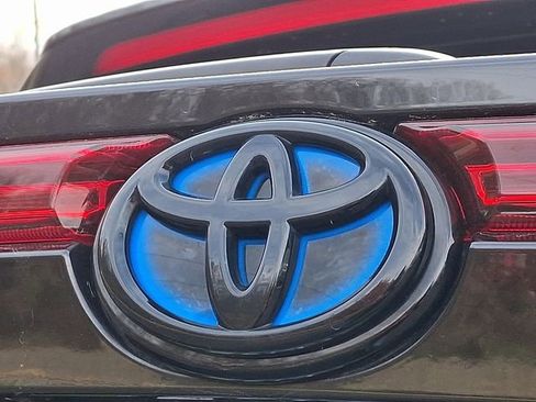 Used 2023 Toyota Venza Nightshade image 32