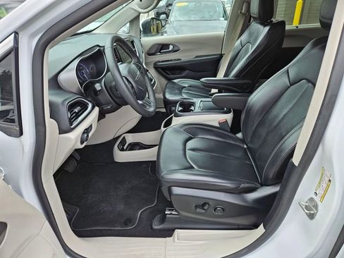 Used 2023 Chrysler Pacifica Touring-L FWD image 20